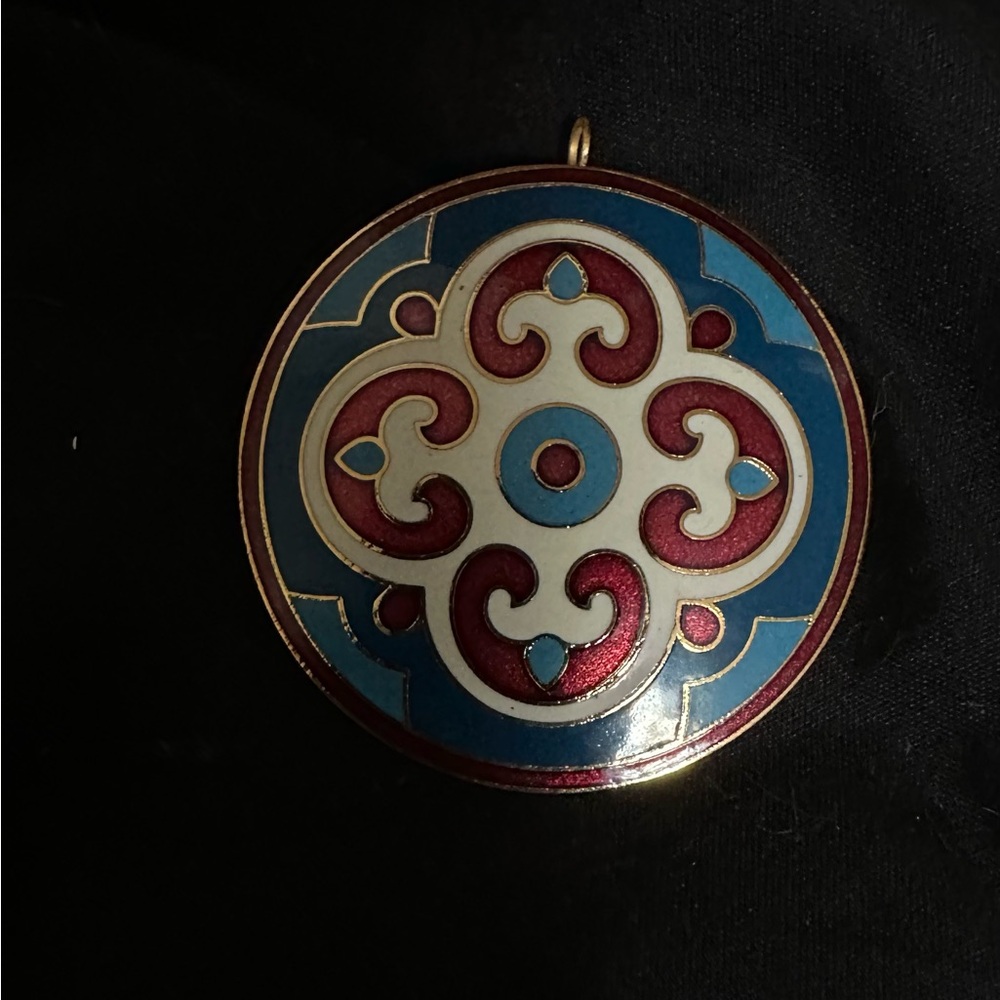 RARE Vintage Enamel seen in MMA 
Metropolitan Museum of Art brooch